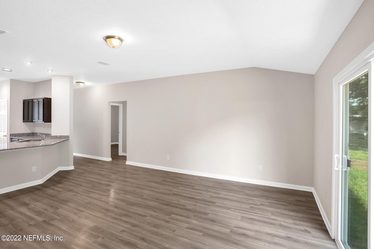 Photo 3 of 24 - 5925 111th St, Jacksonville, FL 32244