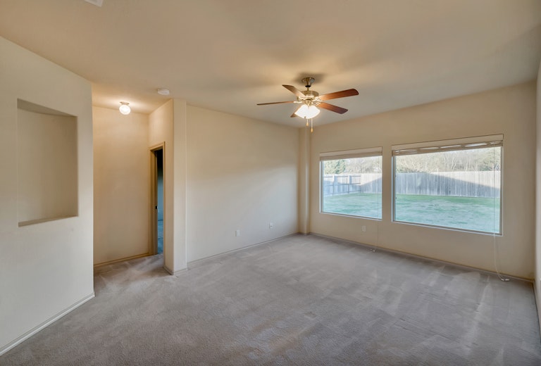Photo 4 of 26 - 917 Iona Dr, Fort Worth, TX 76120