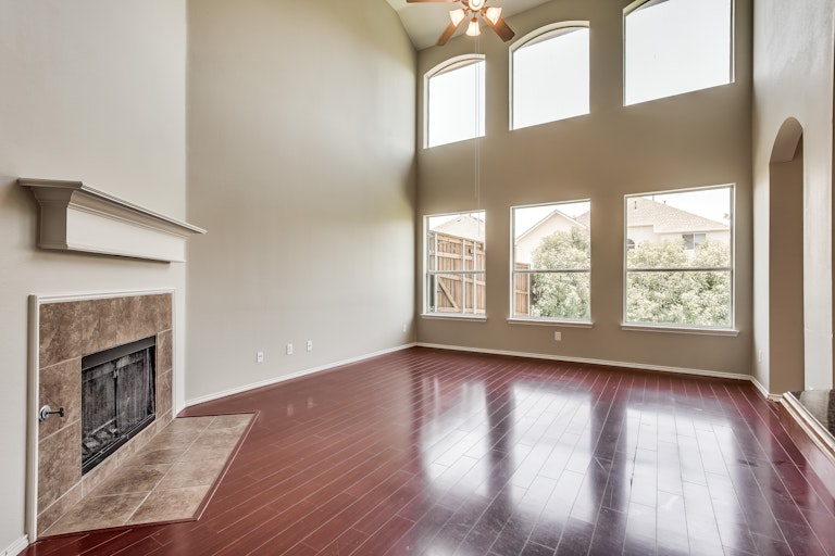Photo 5 of 36 - 6400 Sidney Ln, McKinney, TX 75070