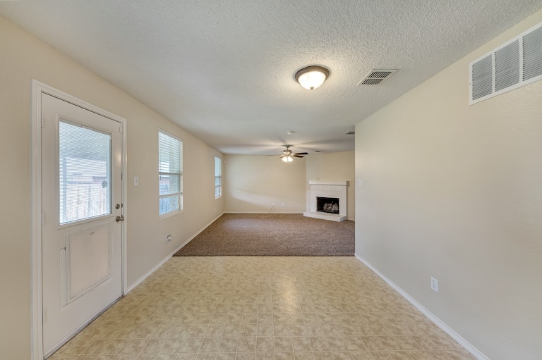 Photo 11 of 26 - 740 Tuscany Trl, Fort Worth, TX 76179