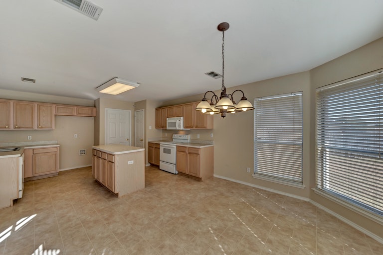 Photo 11 of 28 - 940 High Point Dr, Midlothian, TX 76065