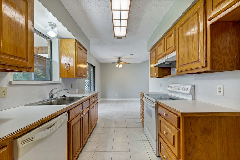 Photo 2 of 24 - 1124 Park Center Ct, Saginaw, TX 76179