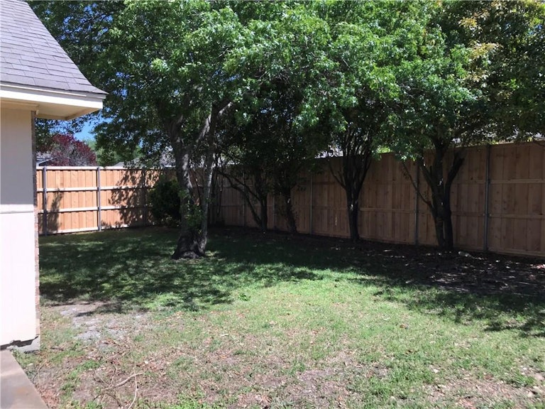 Photo 24 of 30 - 516 Tealridge Ln, Desoto, TX 75115