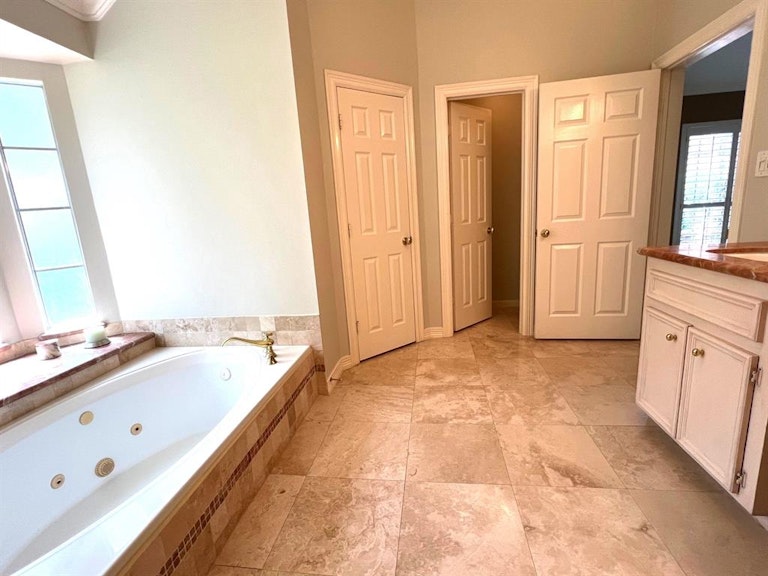 Photo 25 of 44 - 5003 Kingsland Ct, Sugar Land, TX 77479