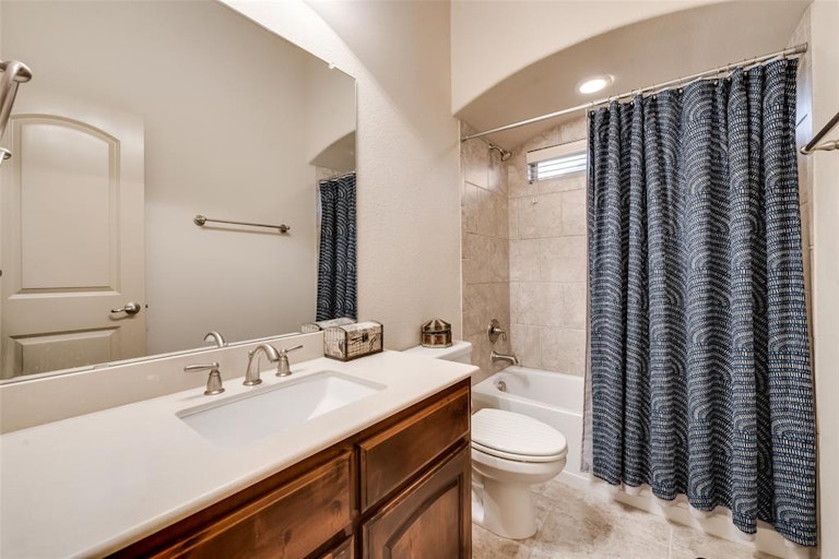 Photo 26 of 38 - 2222 Fallbrooke Dr, Grand Prairie, TX 75050