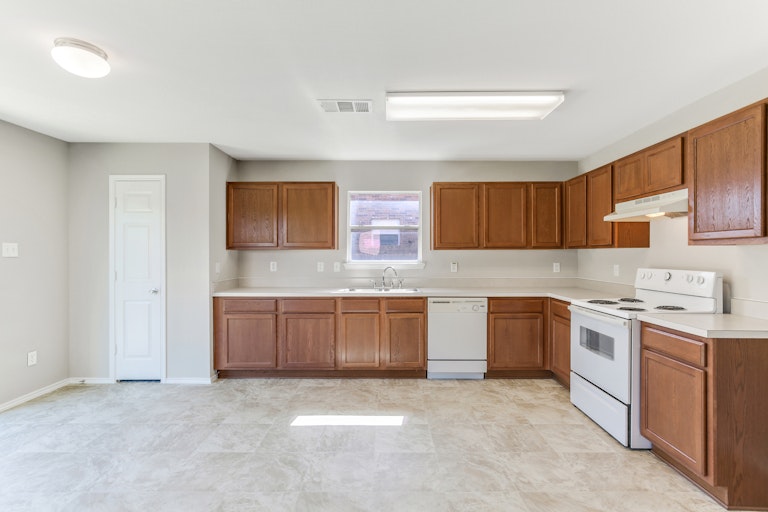 Photo 2 of 25 - 112 Matamoros St, Grand Prairie, TX 75051