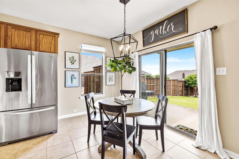 Photo 17 of 36 - 4311 Oak Bluff Ln, Sachse, TX 75048