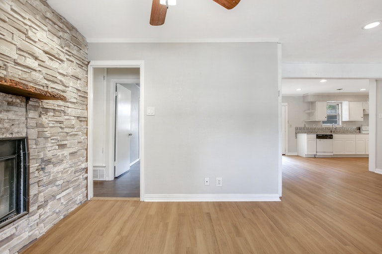 Photo 7 of 25 - 1241 King Dr, Bedford, TX 76022