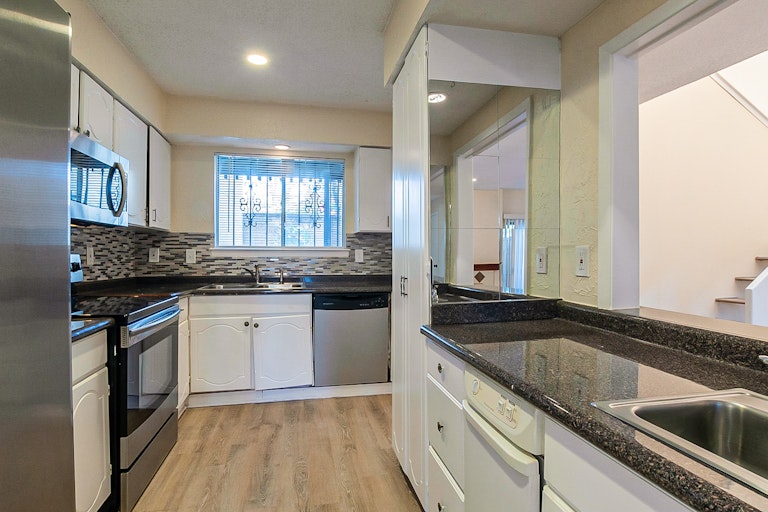 Photo 4 of 25 - 9326 Emberglow Ln, Dallas, TX 75243