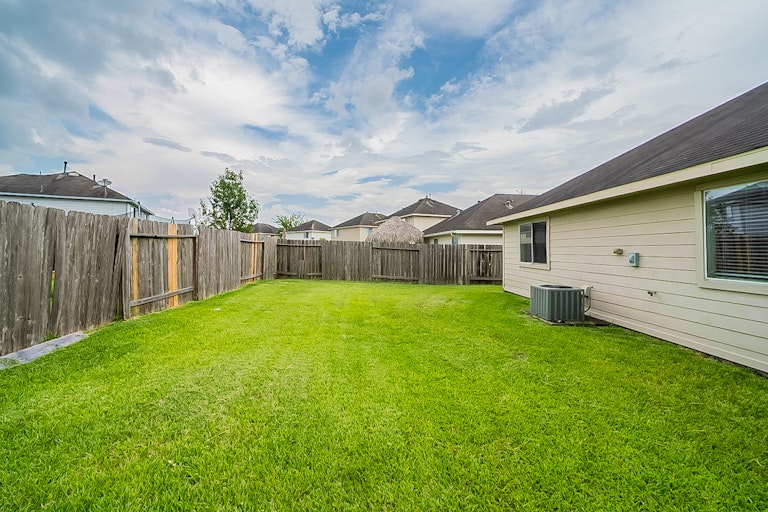 Photo 6 of 24 - 13527 High Banks Ln, Houston, TX 77034