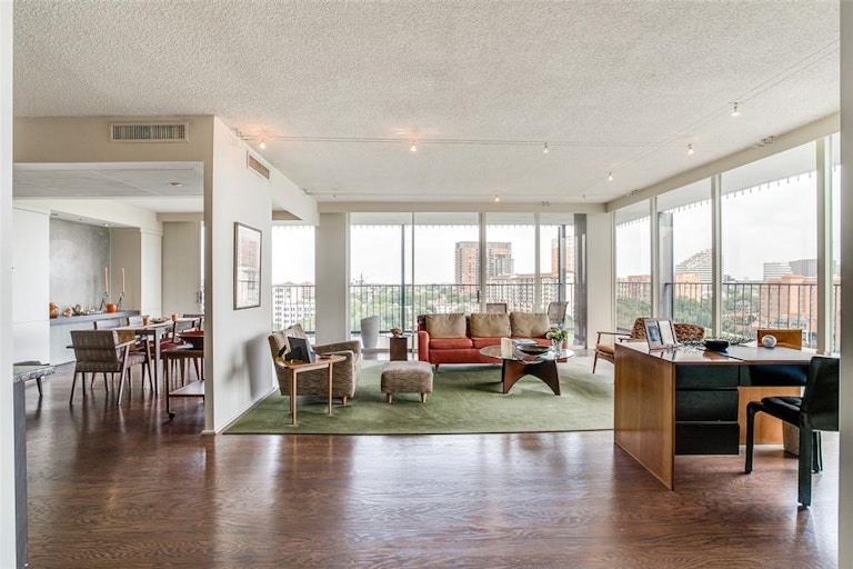 Photo 2 of 32 - 3310 Fairmount St #15C, Dallas, TX 75201