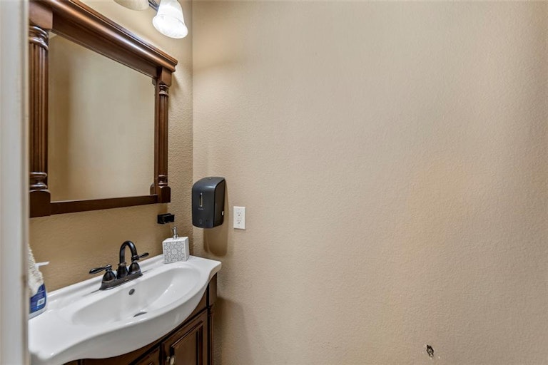 Photo 13 of 25 - 10505 Bolivar Dr, McKinney, TX 75072