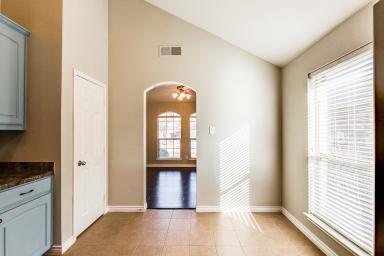 Photo 9 of 29 - 2712 Triangle Leaf Dr, Fort Worth, TX 76244