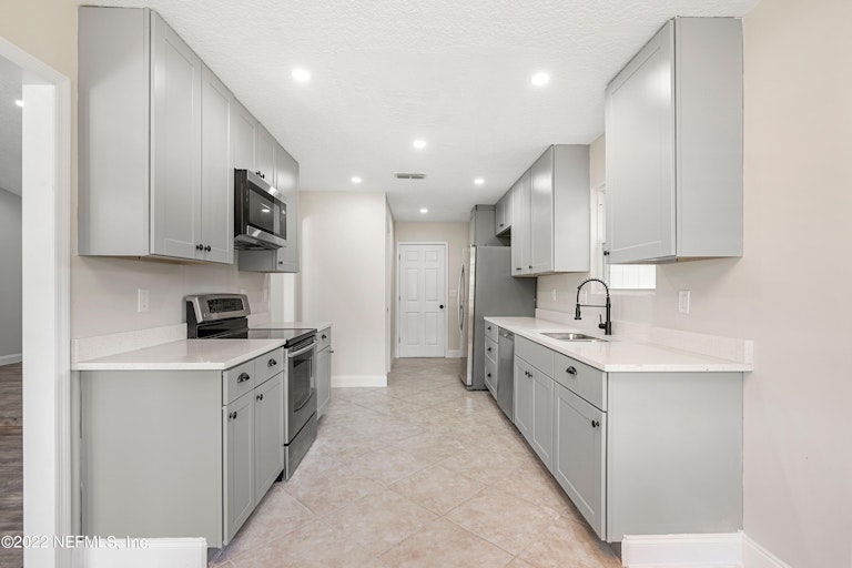 Photo 14 of 27 - 852 Maplewood Ln, Orange Park, FL 32065