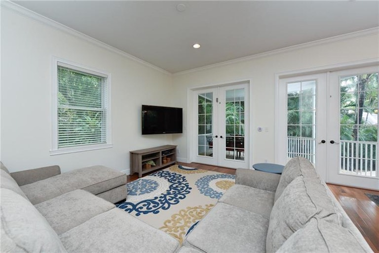 Photo 4 of 25 - 320 Faubel St, Sarasota, FL 34242