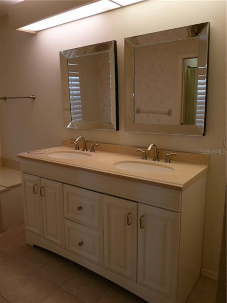 Photo 8 of 12 - 6129 Nicole Dr, Sarasota, FL 34243