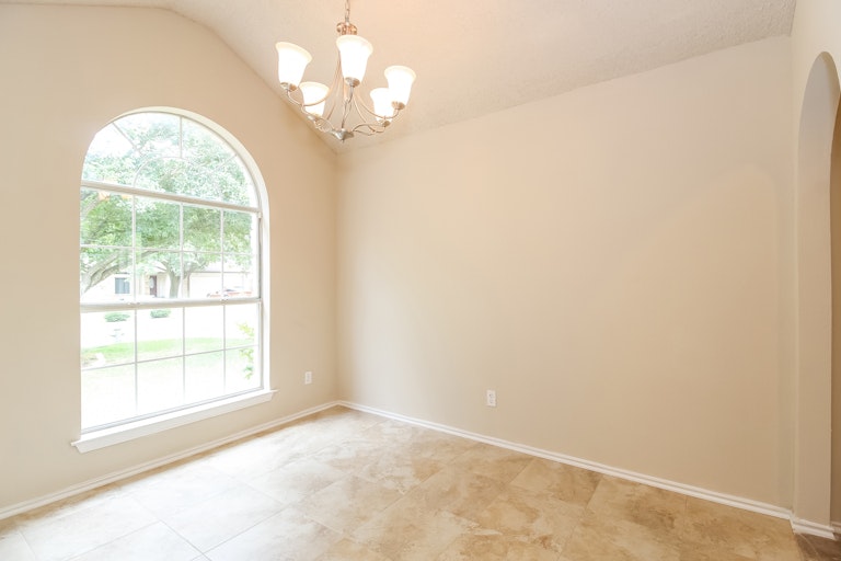 Photo 11 of 25 - 1902 Holly Springs Dr, Taylor, TX 76574