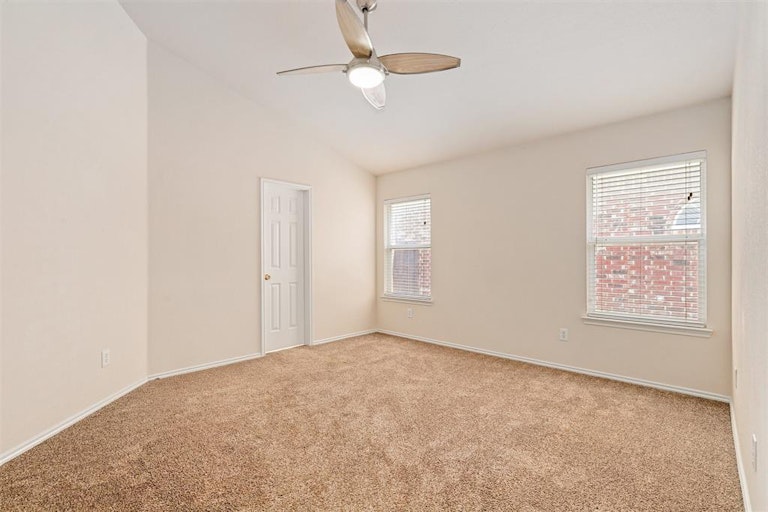 Photo 18 of 25 - 10121 Sourwood Dr, Fort Worth, TX 76244