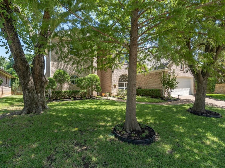 Photo 1 of 32 - 2524 Oak Brook Dr, Bedford, TX 76021
