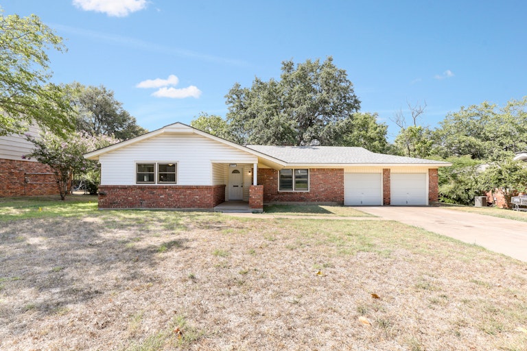 Photo 4 of 25 - 7008 Shauna Dr, North Richland Hills, TX 76180