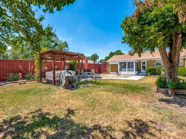 Photo 10 of 11 - 3214 Newcastle Dr, Dallas, TX 75220