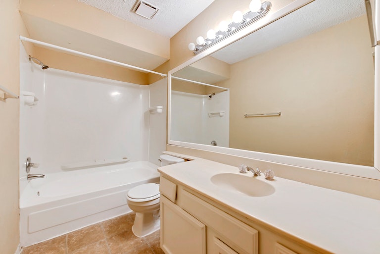 Photo 20 of 25 - 419 Thorn Wood Dr, Euless, TX 76039