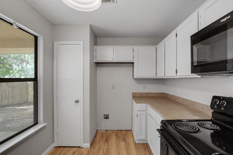 Photo 16 of 25 - 401 Angelina Dr, Arlington, TX 76018