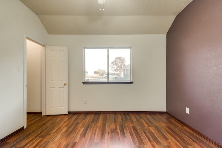 Photo 15 of 31 - 5550 Belstrum Pl, Fort Worth, TX 76137