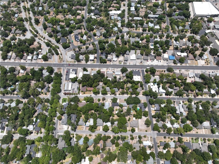 Photo 9 of 37 - 1800 Alguno Rd, Austin, TX 78757
