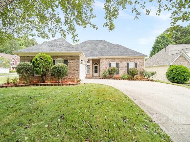 Photo 1 of 46 - 2838 Oakglade Ct, Matthews, NC 28105