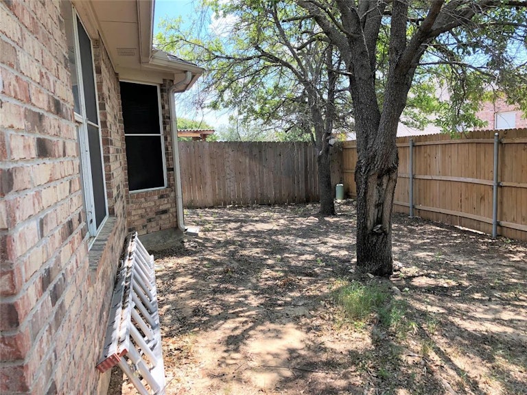 Photo 33 of 33 - 720 Red Elm Ln, Fort Worth, TX 76131
