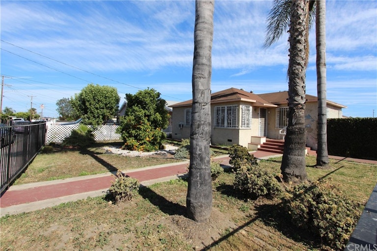 Photo 5 of 32 - 846 W Cedar St, Compton, CA 90220