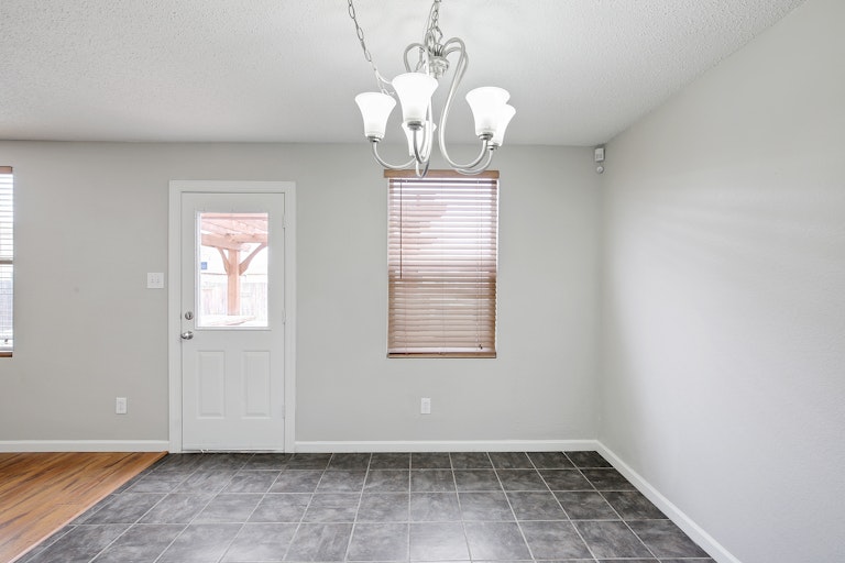 Photo 7 of 32 - 1300 Anna Lea Ln, Burleson, TX 76028