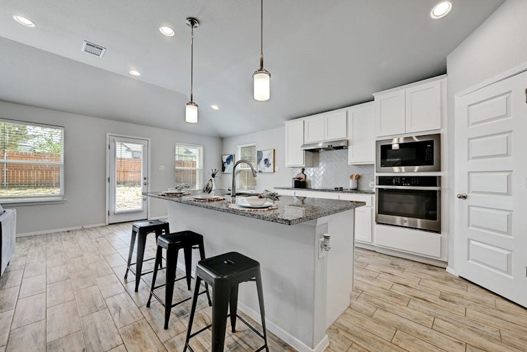 Photo 8 of 32 - 21108 Greenpark Dr, Lago Vista, TX 78645