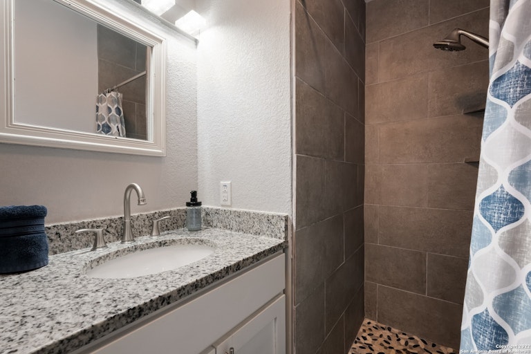 Photo 15 of 22 - 7434 Fieldgate Dr, San Antonio, TX 78227