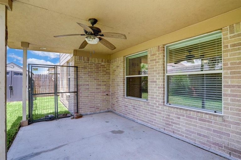 Photo 29 of 32 - 1910 Grandoak Dr, Pearland, TX 77581