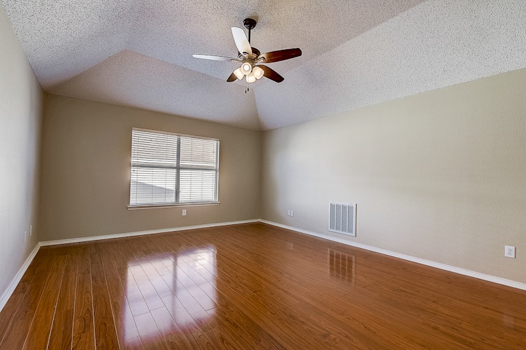 Photo 16 of 37 - 4009 Pear Ridge Dr, The Colony, TX 75056