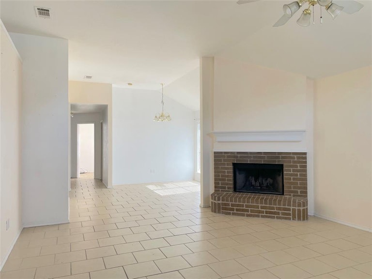 Photo 4 of 18 - 751 Rachel St, Grand Prairie, TX 75052