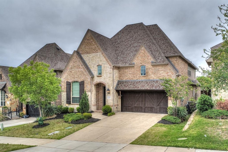 Photo 1 of 36 - 7346 Ridgepoint Dr, Irving, TX 75063