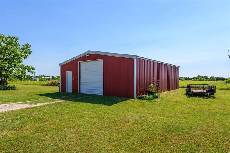 Photo 9 of 38 - 2900 Ripy Rd, Krum, TX 76249