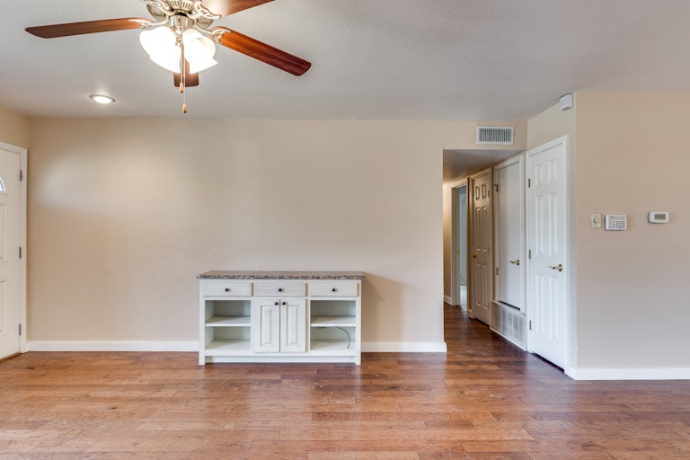 Photo 11 of 27 - 734 Red Wing Dr, Lewisville, TX 75067