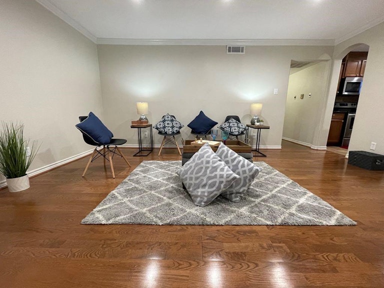 Photo 3 of 21 - 5832 Sandhurst Ln Unit B, Dallas, TX 75206