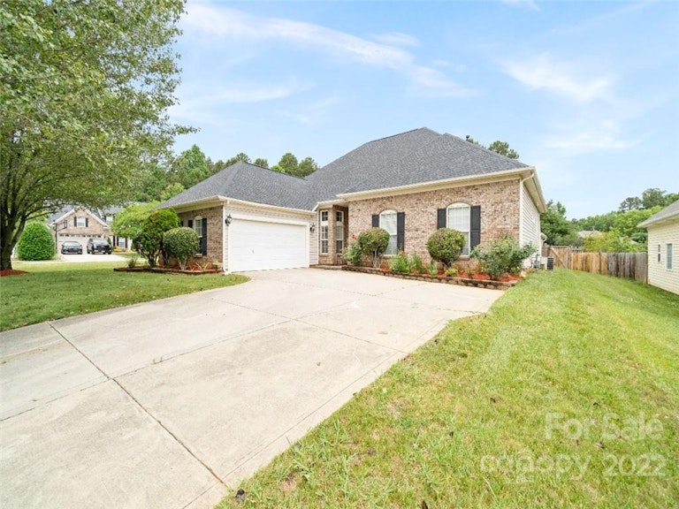 Photo 2 of 46 - 2838 Oakglade Ct, Matthews, NC 28105