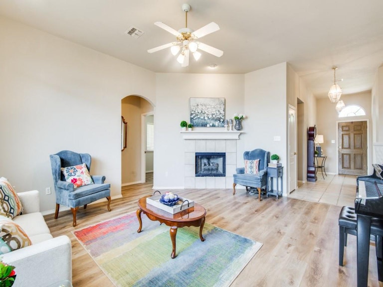 Photo 6 of 27 - 418 E Whitener Rd, Euless, TX 76040