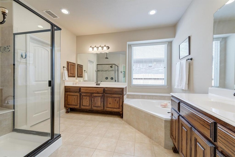 Photo 29 of 40 - 2701 Twinflower Dr, Fort Worth, TX 76244
