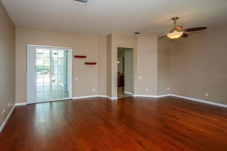 Photo 5 of 26 - 5949 Charloma Dr, Lakeland, FL 33812