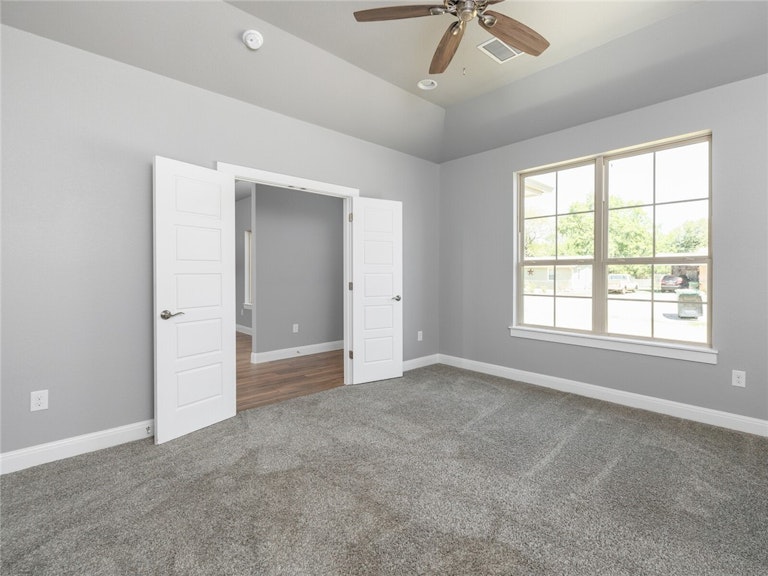 Photo 12 of 32 - 1413 Circle Dr, Round Rock, TX 78664