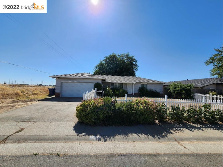 Photo 1 of 33 - 8357 Agundo St, Elverta, CA 95626