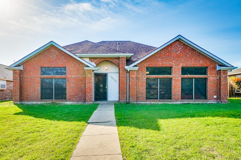 Photo 1 of 26 - 2612 Trumpet Dr, Rowlett, TX 75089