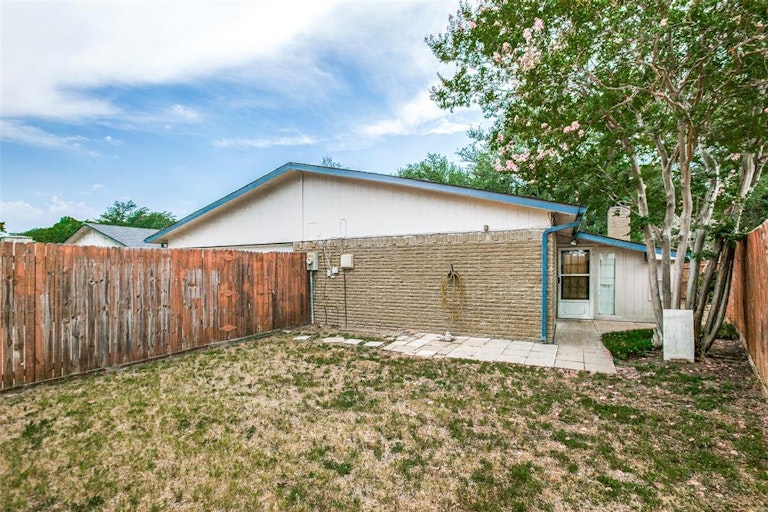 Photo 25 of 25 - 6006 Excalibur Dr, Garland, TX 75044